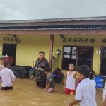 Babinsa Kijang Kota Koramil 02 Bantu Warga Yang Terkena Banjir