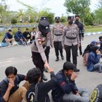 Aksi Unjuk Rasa Mahasiswa STAIN Didepan Gedung DPRD Bintan Dikawal Ketat Polres Bintan Dengan Humanis