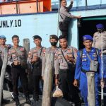 Amankan Pilkades, Personil Polres Bintan Arungi Lautan Dengan Kapal Ikan Ke Tambelan