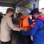 Satpolair Polres Bintan Berikan Bantuan Sosial dan life Jacket Kepada Nelayan