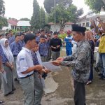 Kepsek SMK Pemda Berikan Piagam Kepada Siswa/Siswi yang Meraih Prestasi