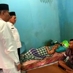 Gubernur Ansar Prihatin Melihat Keadaan Nenek Sri Dan Cucunya