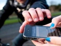 Seorang Wanita Merampas Handphone Di Rasayakin