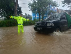 Polisi Amankan Akses Jalan Saat Hujan di Bintan