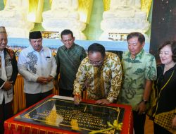 Menag Yaqut dan Gubernur Ansar Silaturahmi dengan Umat Buddha di Pagoda Sata-Sahasra Buddha