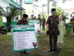 KAJATI KEPRI TEGUH SUBROTO. SH., MH. MENYERAHKAN SECARA SIMBOLIS HEWAN QURBAN KEPADA PANITIA QURBAN MASJID SHAFWAN KEJAKSAAN TINGGI KEPULAUAN RIAU