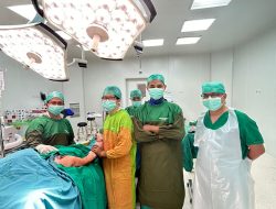 Operasi Perdana Shoulder Hemiarthroplasty Sukses Dilakukan dr. C Rayhan Cein di RSUD Raja Ahmad Tabib