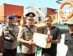 Hargai Jasa Pahlawan, Kapolres Bintan Pimpin Upacara Pelarungan Bunga di Laut