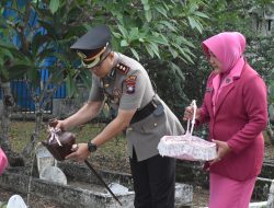 Peringatan Hari Bhayangkara Ke-78, Polres Bintan Lakukan Ziarah dan Tabur Bunga di Makam Pahlawan