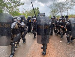 Polisi Lumpuhkan Pendemo Yang Anarkis di Kantor KPUD Bintan