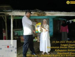 Polisi Tinjau dan Salurkan Bantuan Kepada Warga Terdampak Banjir di Kecamatan Bintan Timur