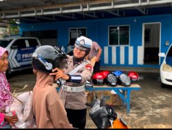 Satlantas Polres Bintan Bagikan Puluhan Pengendara Helm Gratis