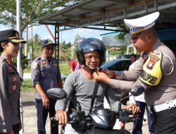 Sosialisasikan Keselamatan Berlalu Lintas, Polres Bintan Bagikaan Helm Gratis
