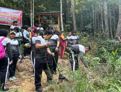 Jaga Kesehatan, Kapolres Bintan Ajak Personil Mendaki Gunung Lengkuas