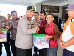 HUT KE-20 POLDA KEPRI: IRJEN POL. ASEP SAFRUDIN KAPOLDA KEPRI BAGIKAN BAKSOS KEPADA PORTER PELABUHAN DAN ANAK PANTI ASUHAN SERTA GELAR TASYAKURAN