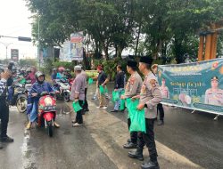 Polresta Tanjungpinang Bagi-Bagi Takjil Kepada Masyarakat di Lampu Merah Bintan Center 