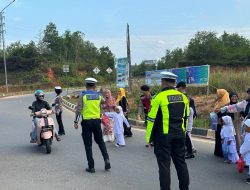 Mendidik Anak untuk Berbagi, Kapolres Bintan Berbagi takjil pada anak – anak