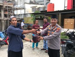 Polsek Tanjungpinang Kota dan Bhayangkari Bagi-Bagi Takjil 