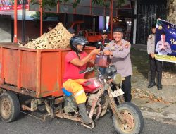 Meski Sibuk Melaksaakan Tugas, Polsek Tanjungpinang Kota Tetap Laksanakan Berkah Ramadhan Berikan Takjil Kepada Masyarakat