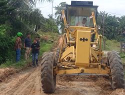 Menjelang Idul Fitri, Anggota DPRD Kabupaten Labuhanbatu Surianto Fraksi partai Nasdem Lakukan Pemeliharaan Jalan Di kelurahan Aek Paing