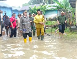Pastikan Keselamatan, Kapolres Yunita Tinjau Lokas Terdampak Banjir di Kampung Pisang Kijang