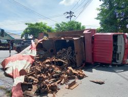 Angkut Besi Tua, Satu Unit Truk Terbalik Akibat Kelebihan Muatan
