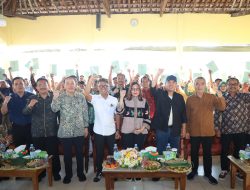 Serahkan Sertipikat Hasil Konsolidasi Tanah Tutupan Jepang, Menteri Nusron Berpesan agar Warga Hati-Hati Jaga Sertipikat