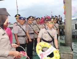 Polresta Tanjungpinang Gelar Upacara Tabur Bunga Di Makam Pahlawan dan Laut, Sambut HUT Bhayangkara Ke-79