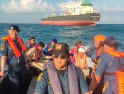 PLP Tanjunguban Evakuasi 5 WNI di Perairan Berakit