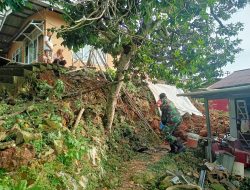 Curah Hujan Melanda Sejak Pagi, Dinding Batu Miring Longsor
