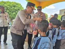 Polresta Tanjungpinang Bagikan Perlengkapan Sekolah kepada Anak-Anak Pulau Penyengat