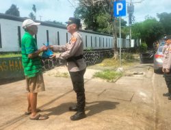 Polsek Tanjungpinang Barat Laksanakan Jumat Berkah, Bagikan Makanan untuk Pekerja dan Sopir Angkot