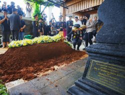 Kapolri Hadiri Pemakaman Eyang Meri, Pesan Integritas Jadi Warisan Moral bagi Polri