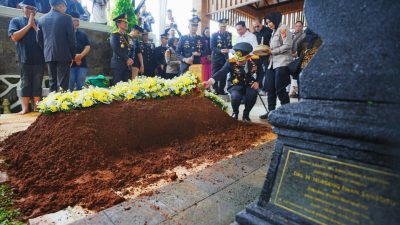 Kapolri Hadiri Pemakaman Eyang Meri, Pesan Integritas Jadi Warisan Moral bagi Polri
