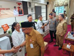 Wali Kota Tanjungpinang Serahkan Paket Sembako Imlek kepada RT/RW di Tanjungpinang Kota