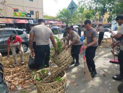 TNI-Polri dan Warga Gotong Royong Bersihkan Pasar Bestari Jelang Ramadan