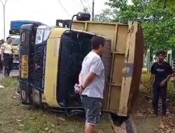 Lori Box Terbalik di Jalan WR Supratman, Diduga Hindari Mobil Lain
