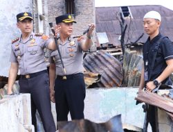 Kerahkan 50 Personel, Polres Labuhan batu Bantu Warga Bersihkan Puing Kebakaran