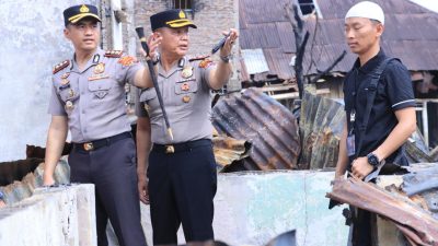 Kerahkan 50 Personel, Polres Labuhan batu Bantu Warga Bersihkan Puing Kebakaran