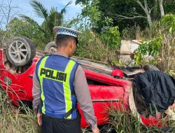 Diduga Mengantuk, Mobil Toyota Agya Terbalik di Gunung Kijang Bintan
