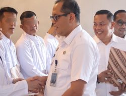 Kakanwil Ditjenpas Kepri Serahkan Remisi Waisak kepada 19 WBP Lapas Narkotika Tanjungpinang
