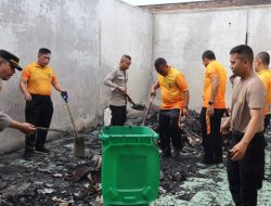 Polres Labuhanbatu Gelar Aksi Kemanusiaan Bersihkan Puing Kebakaran di Jalan Ikabina
