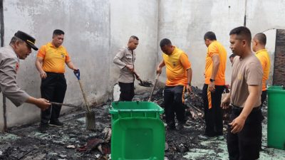 Polres Labuhanbatu Gelar Aksi Kemanusiaan Bersihkan Puing Kebakaran di Jalan Ikabina