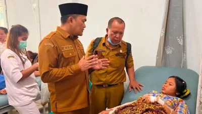 Mewakili Bupati Labuhanbatu, Kadisdik Gerak Cepat Kunjungi kondisi Siswi pelajar tertimpa Musibah truck bermuatan sawit