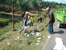 Wujudkan Jumat Bersih, Lurah Pulo Padang Gandeng Kepling Tuntaskan sampah di seputaran jalan Pulo padang