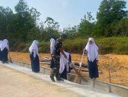 Satgas TMMD ke-129 Gandeng Pelajar SMPIT Bersihkan Lingkungan di Teluk Lobam