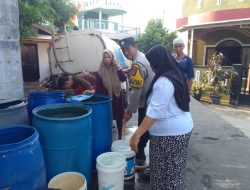 Peduli Warga Terdampak Kekeringan, Polsek Bukit Bestari Distribusikan 5.000 Liter Air Bersih