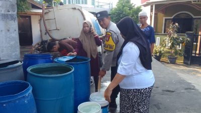 Peduli Warga Terdampak Kekeringan, Polsek Bukit Bestari Distribusikan 5.000 Liter Air Bersih