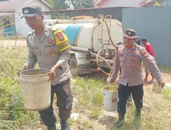 Krisis Air Melanda Dompak, Polsek Bukit Bestari Salurkan 5 Ton Air Bersih