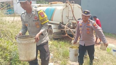 Krisis Air Melanda Dompak, Polsek Bukit Bestari Salurkan 5 Ton Air Bersih